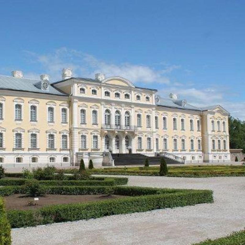 https://pixabay.com/de/photos/schloss-rundale-tal-der-ruhe-feder-834927/